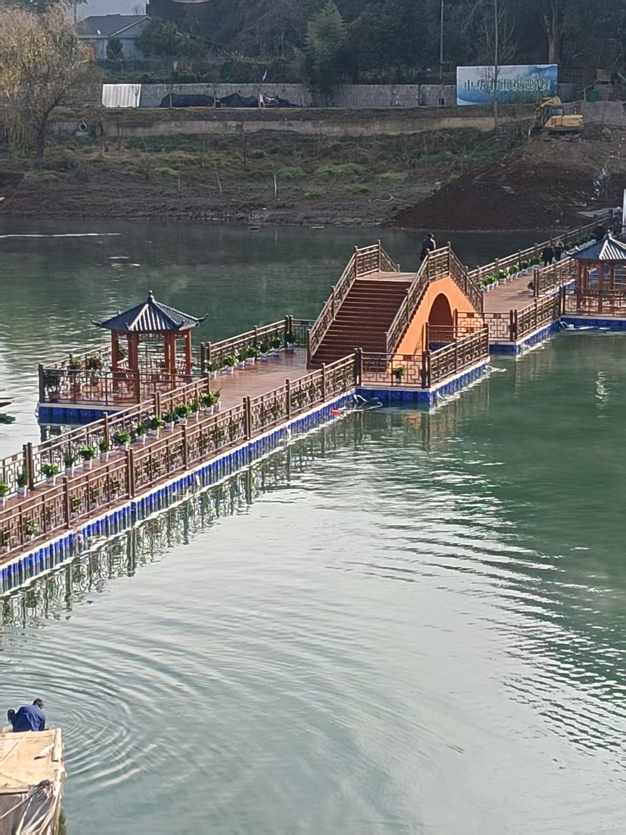 景区行人拱桥浮桥